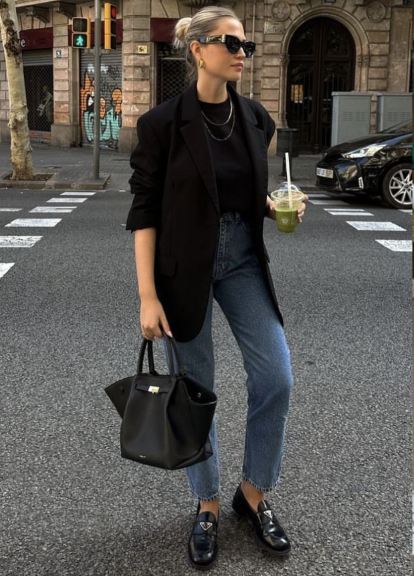 Foto de mulher mostrando como combinar mocassim com jeans skinny.
