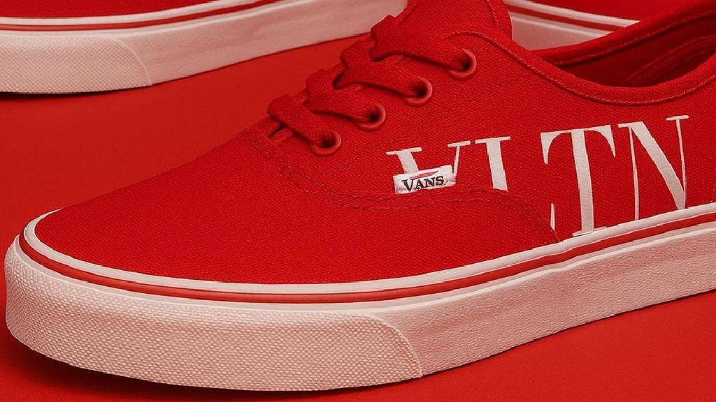 Conheça a collab Vans x Valentino, os tênis Authentics repaginados, preços e onde garantir o seu modelo exclusivo.