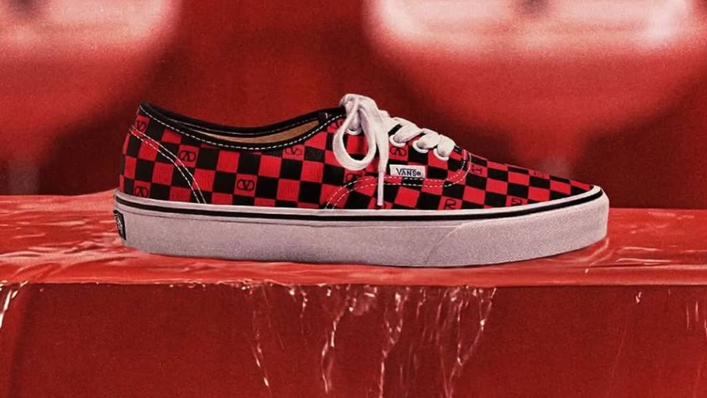 Foto de tênis da Vans com a Valentino.