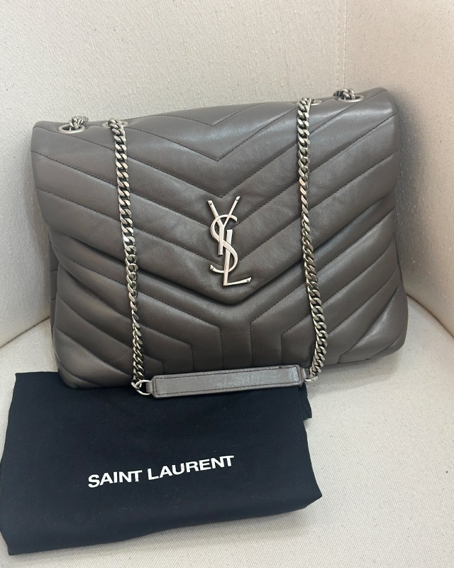 Bolsa Saint Laurent Loulou. Clique na imagem e confira mais modelos da marca!