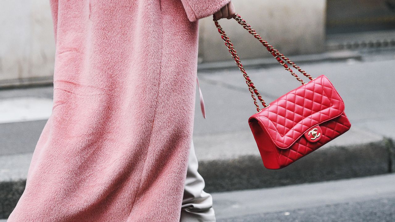capa do post sobre bolsas vermelhas de marcas de luxo