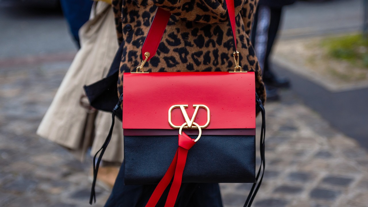 capa do post sobre dakota johnson ser nova embaixadora da Valentino
