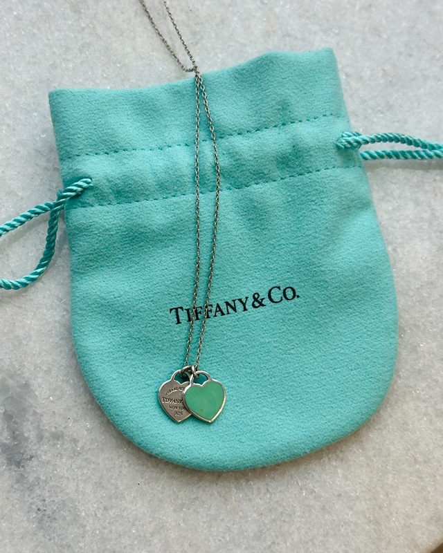 Colar Tiffany & Co Double Heart. Clique na imagem e confira mais modelos da marca!
