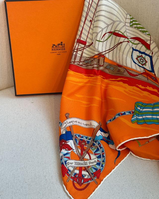 Lenço Hermès. Clique na imagem e confira mais modelos da marca!