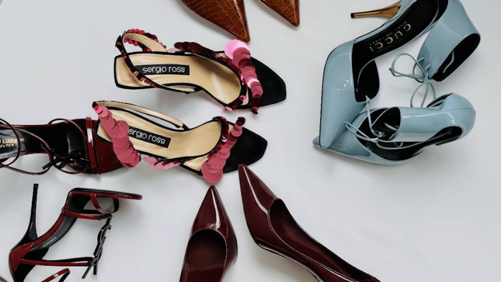 Sapatos de Luxo Novos no Etiqueta única, modelos de grifes internacionais nunca usados em brechó online.