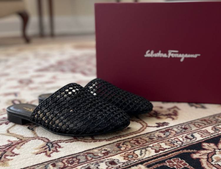 Foto de um dos sapatos de luxo nunca usados no etiquqtea única.