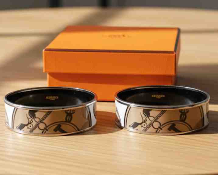 Foto de Bracelete Wide Enamel, uma das pulseiras Hermès mais famosas e desejadas.