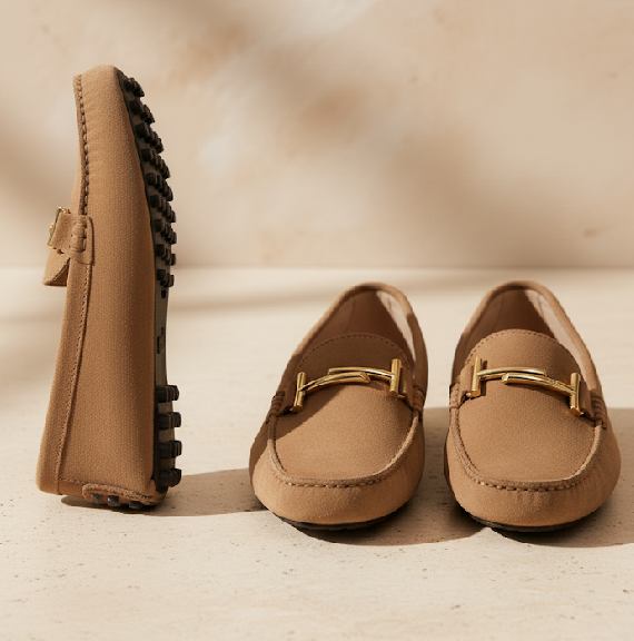 Foto do mocassim gommino da Tod's, um dos sapatos femininos clássicos do mercado de luxo.