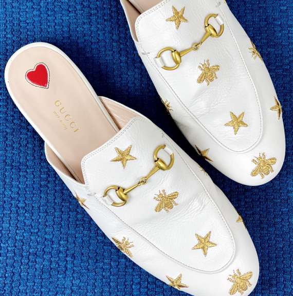 Foto de um mule clássico da Gucci, modelo princetown.