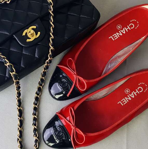 Foto de sapatilha bicolor da Chanel ao lado de Bolsa Chanel.