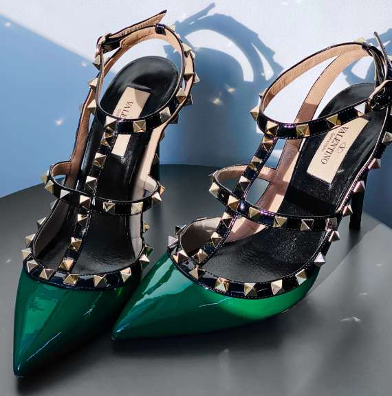 Foto de um scarpin clássico da marca de luxo Valentino.