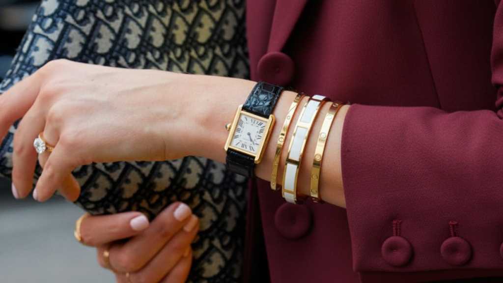 Acessórios de luxo que dão um up no look: dicas de joias, pulseiras, sapatos e bolsas de grife para investir no black month.