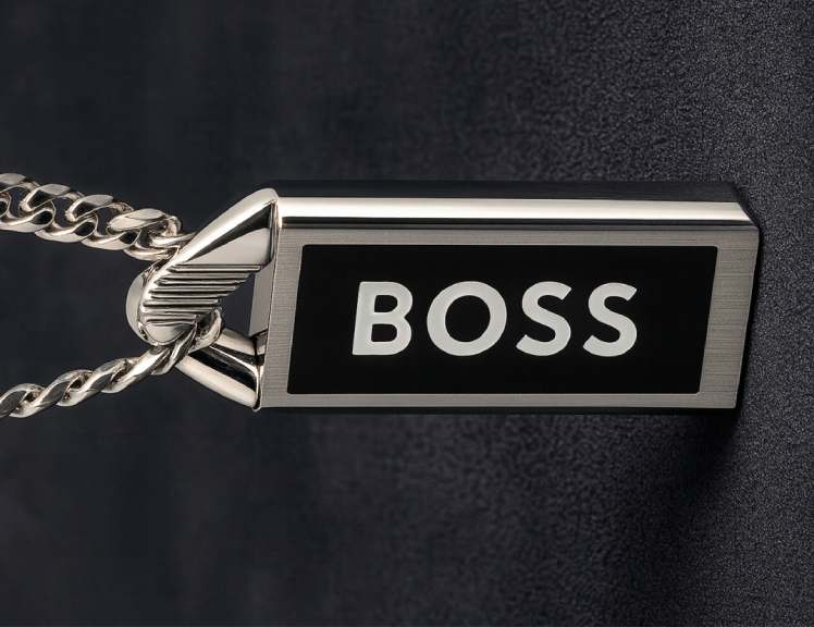 Foto do pingente da Boss, linha de joias masculinas da Boss Jewelry.