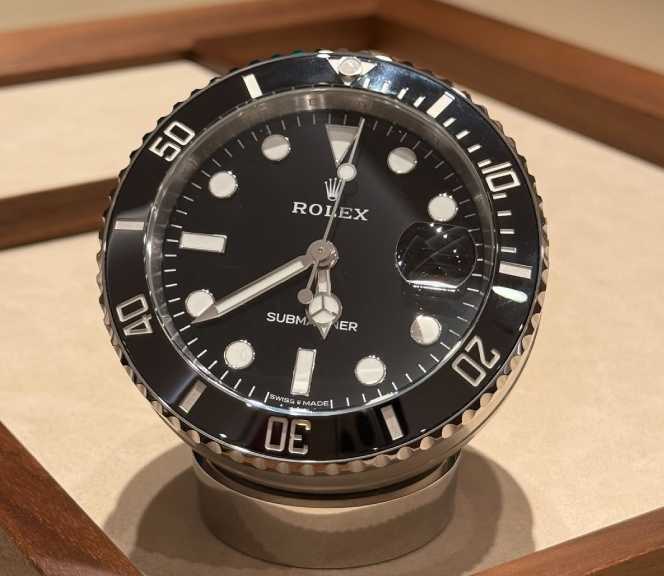 Foto do novo Relógio Rolex Submariner Desk Clock.