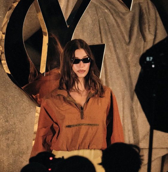 Foto de Hayle Bieber no desfile da Saint Laurent Primavera/Verão 2026.