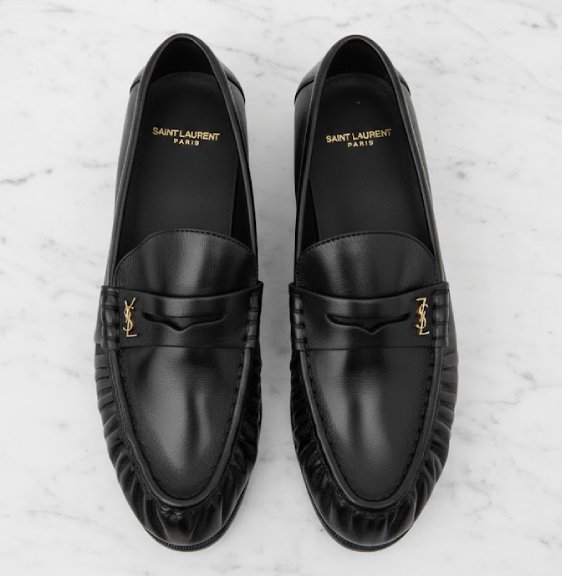 Foto do Mocassim Le Loafer: calçado se tornou queridinho dos fashionistas e ajudou a consolidar a Saint Laurent como a marca mais desejada do ano de 2025 nesse último trimestre.