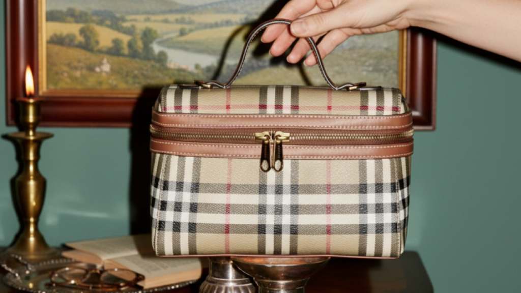Listamos 4 Bolsas Burberry no Black Month que merecem sua atenção. Modelos famosos, clássicos e eternos com descontos incríveis!