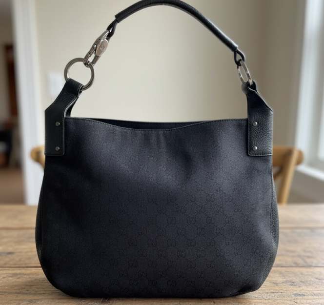 Foto de uma das bolsas gucci em formato hobo no black month.