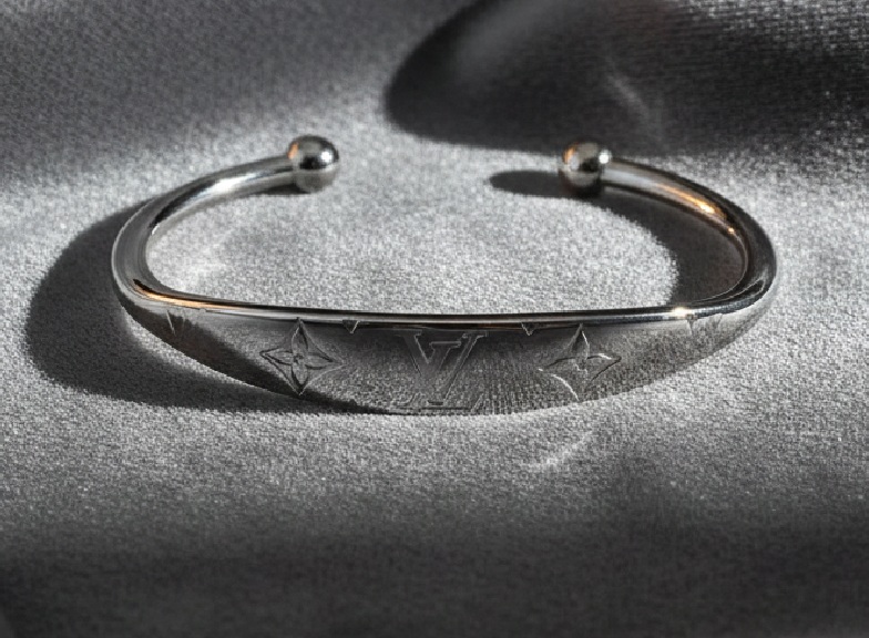 Foto de bracelete prata com gravação do monograma da Louis Vuitton..