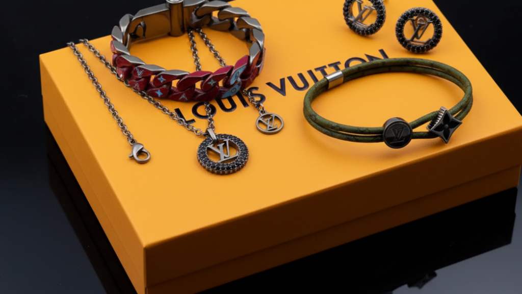 Descubras as joias Louis Vuitton na Black Week do Etiqueta Única: Anel, pulseira, brinco e brceletes da marca de luxo francesa.