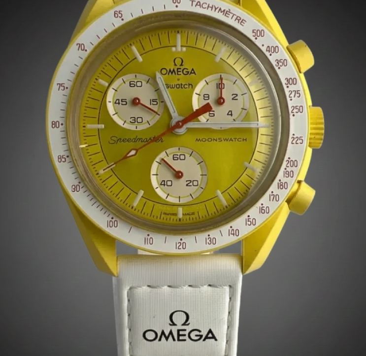 Foto de relógio masculino MoonSwatch Mission to the Sun da omega com a swatch.