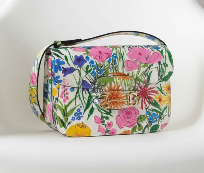 Foto de bolsa Gucci Horsebit com estampa floral.