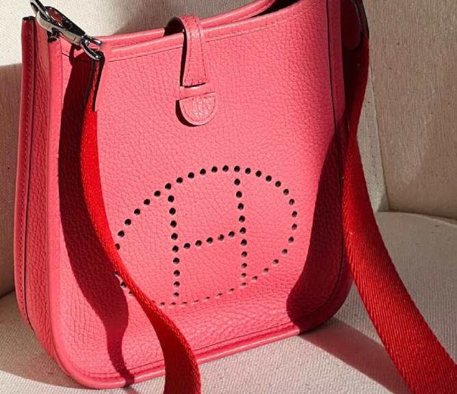 Foto da Bolsa Hermès Evelyne uma das marcas de luxo na Black Friday do Etiqueta Única.