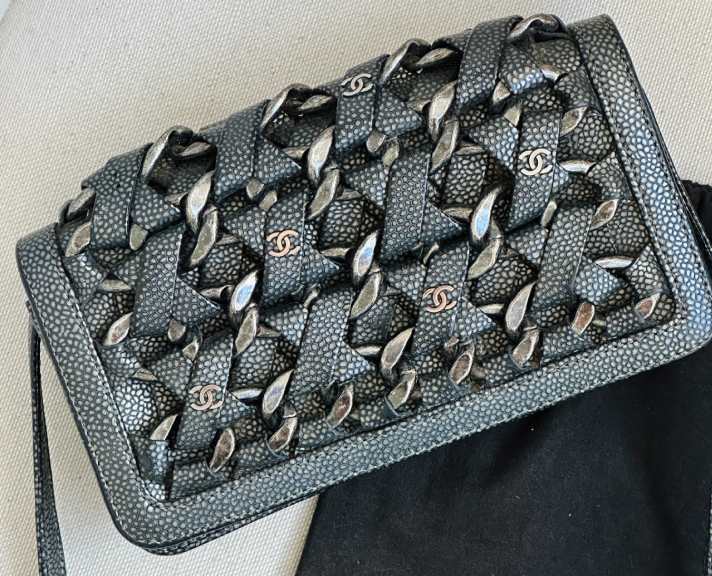 Foto de uma bolsa chanel perfeita pra sair à noite na Black Friday Extended do Etiqueta Única.