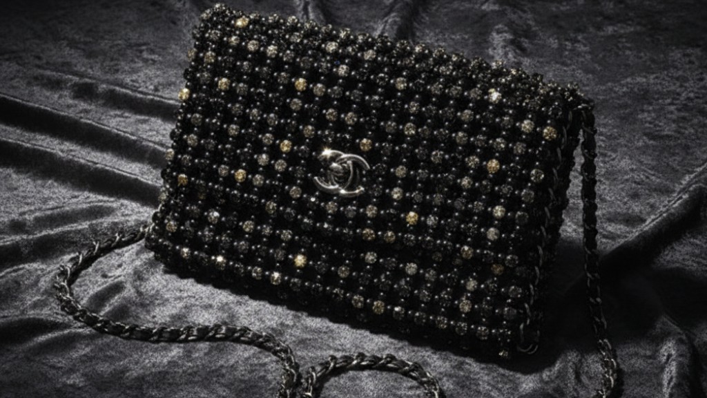 Descubra bolsas Chanel perfeitas para sair à noite na Black Friday Extended. Modelos com brilho, paetês e bordados especiais de pedras.
