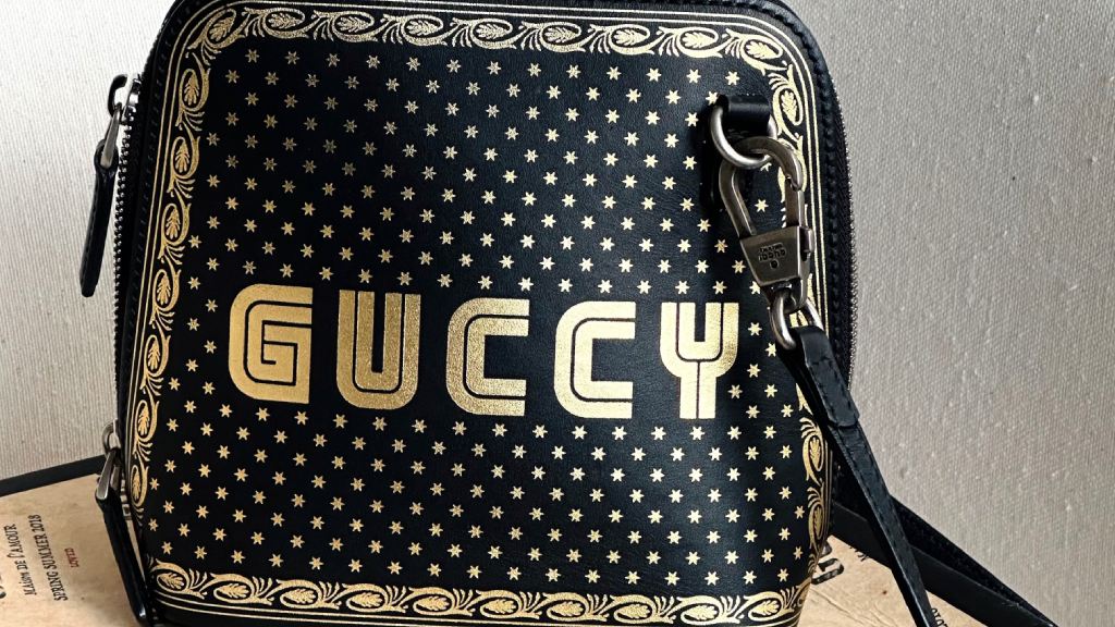Black Friday Gucci no Etiqueta Única: acessórios cool e fashionistas da marca, de bolsas a sapatos que toda fashionista ama.