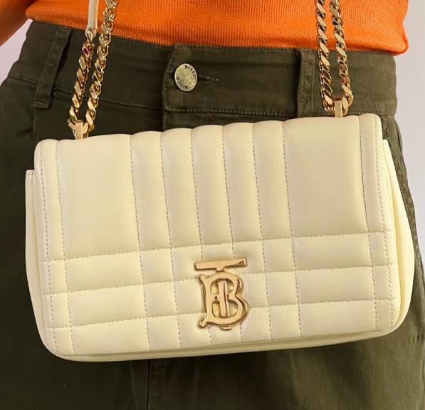Foto da bolsa Lola da Burberry no Black Month.
