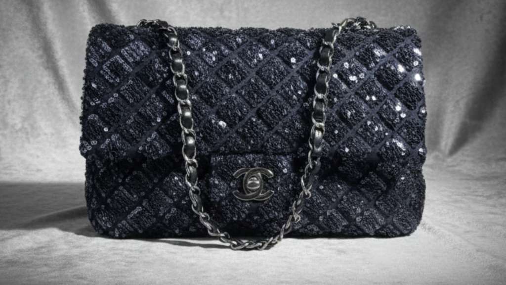 Foto de um dos modelos de bolas especiais da Chanel na Black Week, modelo single flap bordado de paetês.
