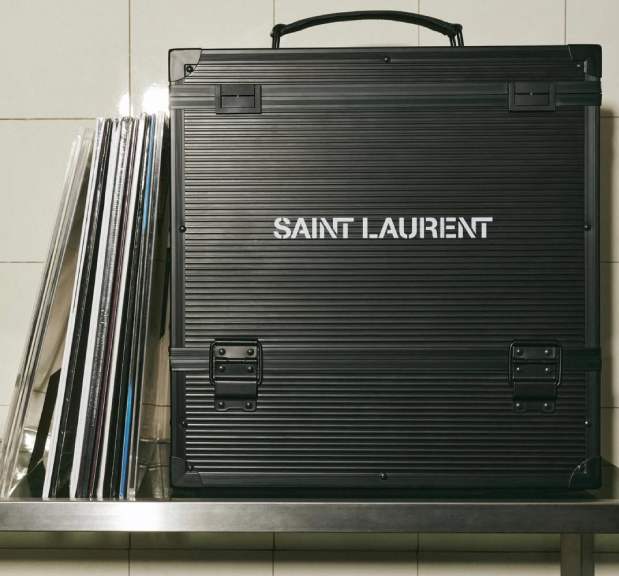 Foto do Calendário Advento da Saint Lauent para dezembro de 2025.