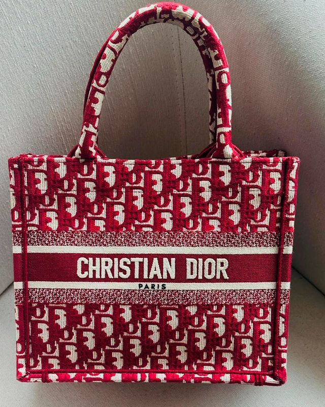 Bolsa Dior Book Tote. Clique na imagem e confira mais modelos!