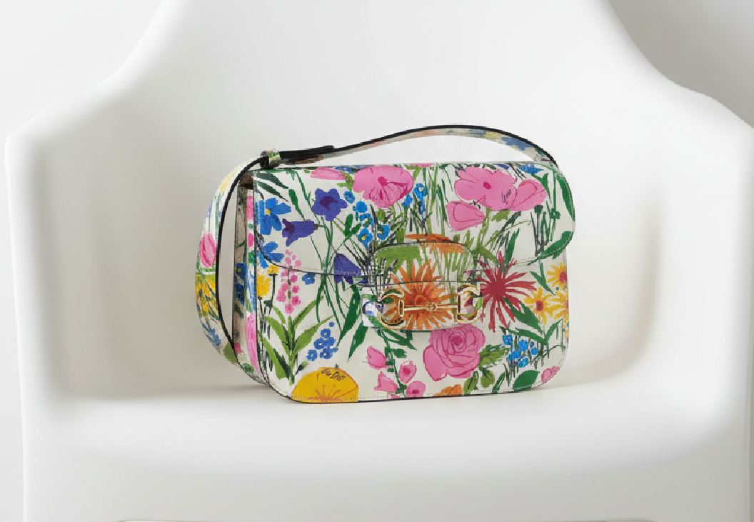 Foto da Bolsa Gucci Horsebit 1955 com estamoa floral.