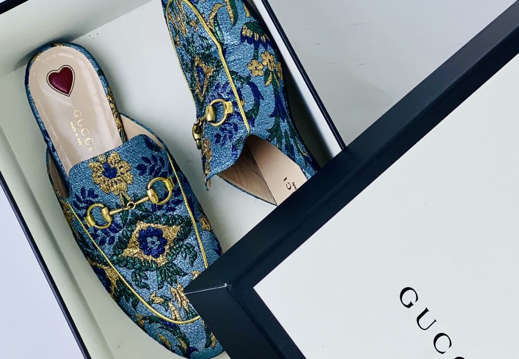 Foto do Mule Princetown Gucci com bordados florais. 