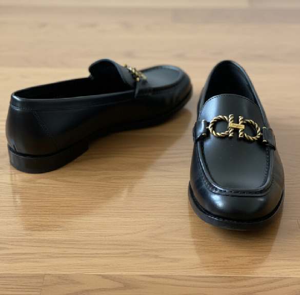 Foto de um mocassim feminino da Ferragamo no Black Month.