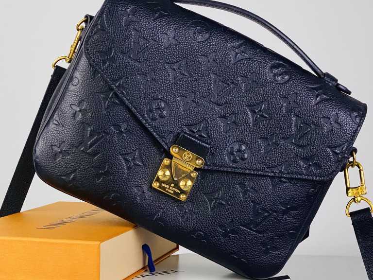 Foto de um dos acessórios de luxo famosos da Louis Vuitton: Bolsa  Pochette Métis.