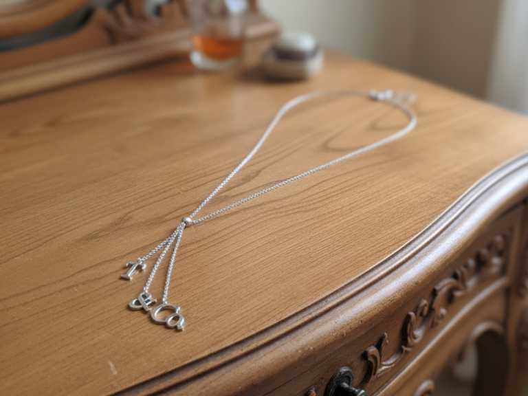 Foto de Colar Tiffany & Co. Pendant T&Co um dos acessórios de luxo no black month etiqueta única.