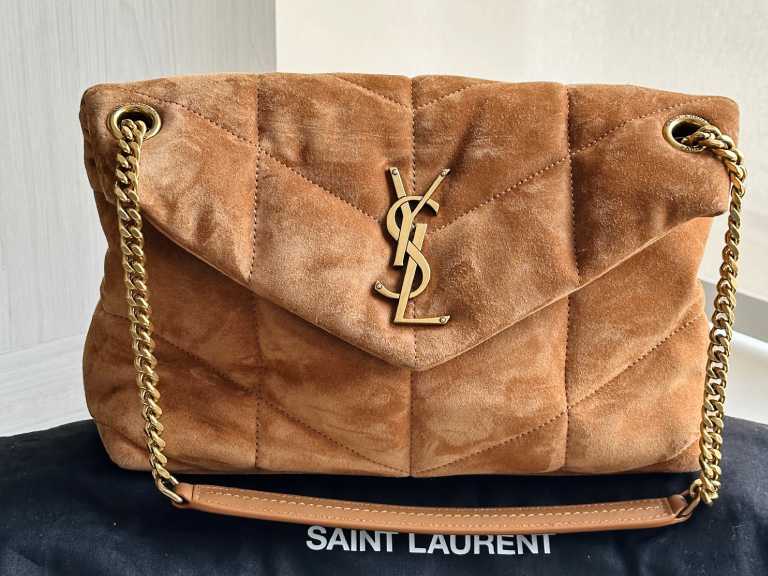 Bolsa Saint Laurent Loulou puffer em camurça;