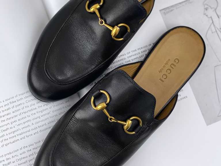 Foto de mule princetown um dos acessórios de luxo no black month.