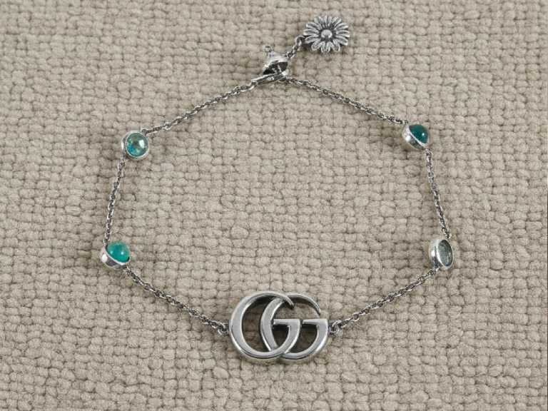 Foto de uma pulseira Gucci com GG como protagonista.