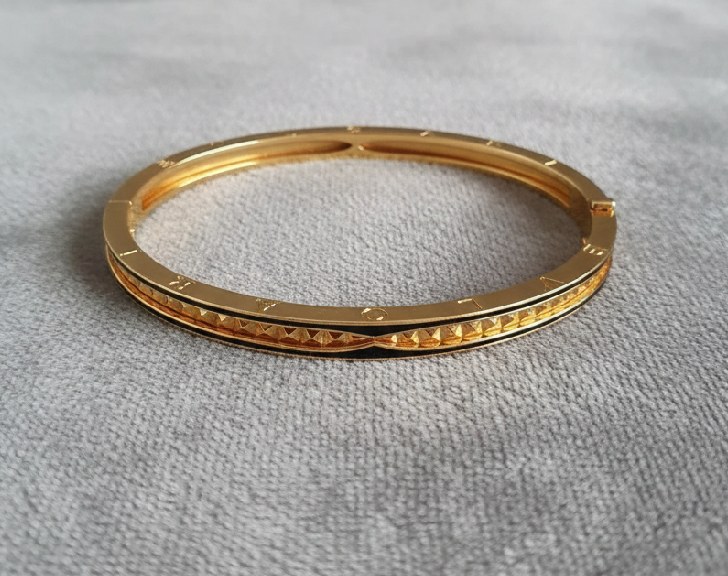 Foto do Bracelete Bulgari um dos acessórios de luxo presenteáveis no Black Month.