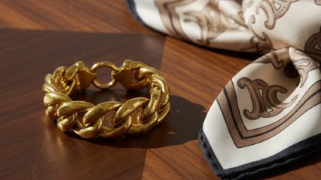 Pequenos acessórios presentáveis no black monht: de joias, carteiras a brincos e braceletes das maiores marcas.