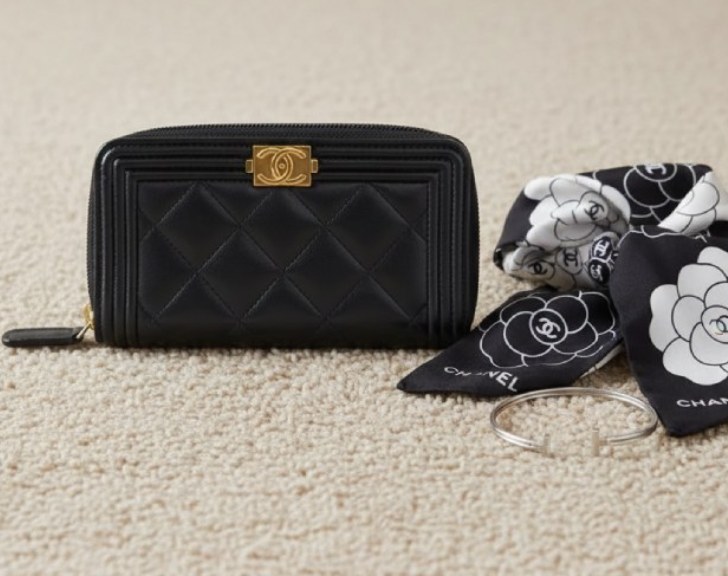 Foto de carteira boy da chanel.