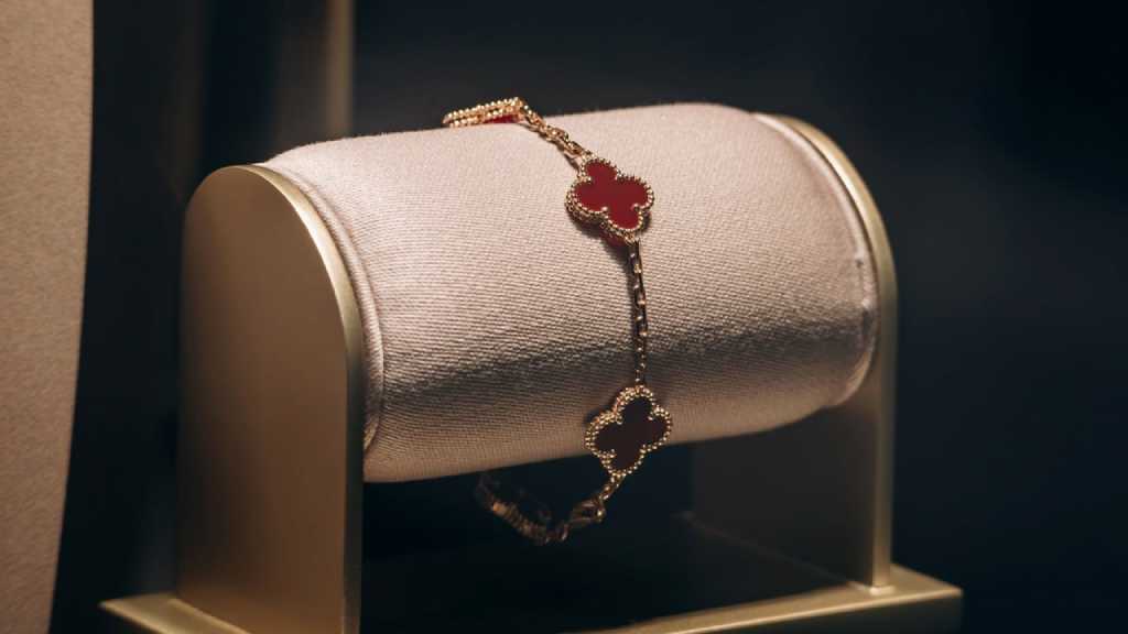 as pulseiras de marcas de luxo mais buscadas, modelos de joalherias famosas como cartier, tiffany, van cleef mais populares.