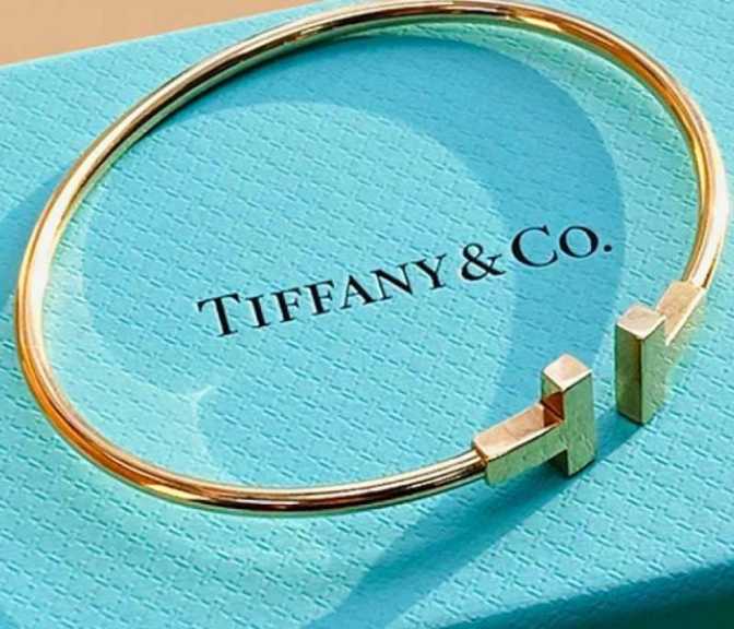 Foto de bracelete Tiffany T uma das pulseiras de luxo mais buscadas pelas mulheres elegantes.