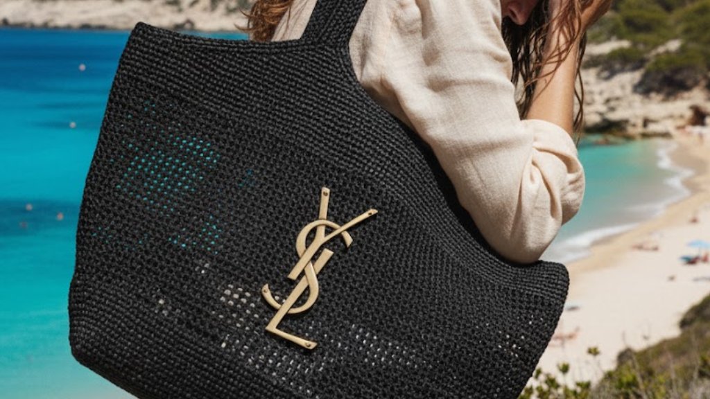 Saiba porque a Saint Laurent é a marca mais desejada deste ano de 2025. Os motivos da grife de luxo ser a mais quente segundo a Lyst.