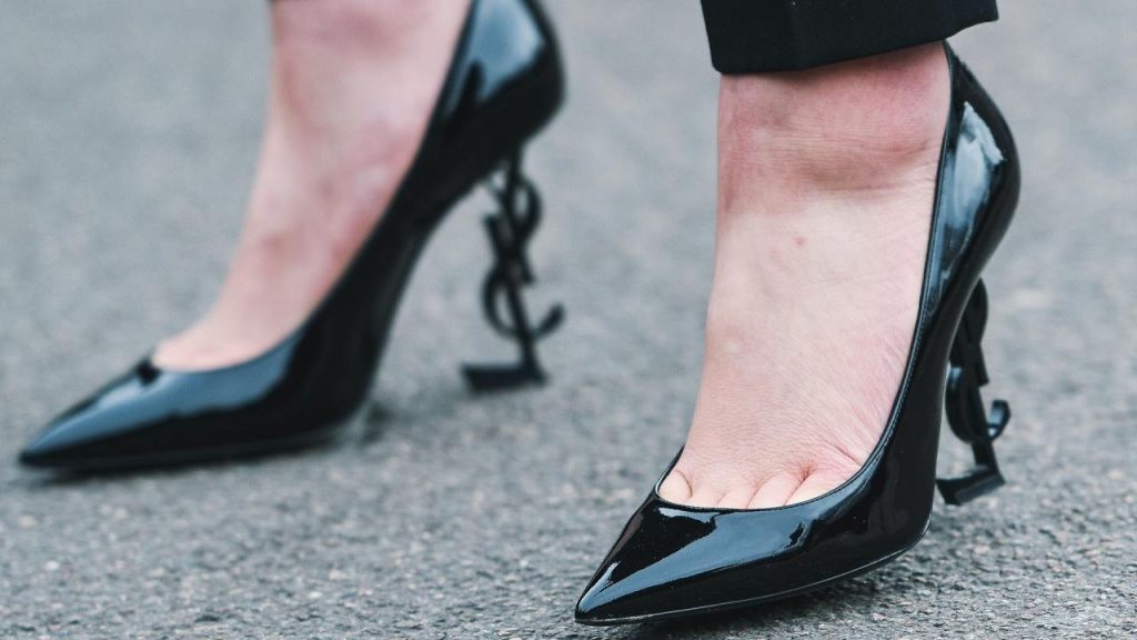 Foto de scarpin saint laurent modelo opyum um dos saltos esculturais/statament mais desejados  no black month.