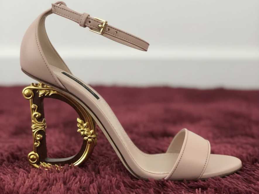Foto de Sandália com Salto Statement, com o D de Dolce & Gabbana como salto.